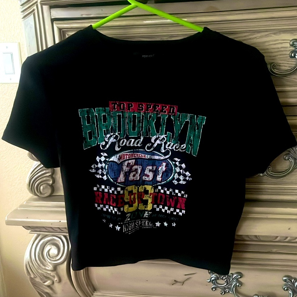 NWOT   Cropped baby Tee